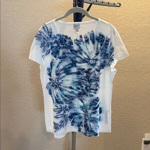 Chico’s Zenergy Blue Floral short sleeve Top. Size 2